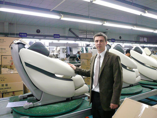Lukács László masszázsfotel szakértő gyárlátogatáson - 2010 Shanghai, Inada Factory